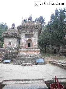 [P13] aici sunt 2 dagobe,cea cu usa deschisa e mormantul mai multor calugari,cea cu usa inchisa e privata » foto by grecudoina
 - 
<span class="allrVoted glyphicon glyphicon-heart hidden" id="av309160"></span>
<a class="m-l-10 hidden" id="sv309160" onclick="voting_Foto_DelVot(,309160,3501)" role="button">șterge vot <span class="glyphicon glyphicon-remove"></span></a>
<a id="v9309160" class=" c-red"  onclick="voting_Foto_SetVot(309160)" role="button"><span class="glyphicon glyphicon-heart-empty"></span> <b>LIKE</b> = Votează poza</a> <img class="hidden"  id="f309160W9" src="/imagini/loader.gif" border="0" /><span class="AjErrMes hidden" id="e309160ErM"></span>