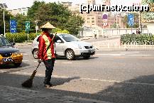 [P14] Ce pot sa mai zic? Pana si maturatorii lor arata mai civilizat decat ai nostri- mhaina reflectorizanta, galeata ce poate fi pusa pe umar, masca, si, nu in ultimul rand, manusi albe. 
Si peste toate, ati vazut pe jos, in vreuna din pozele de pana acum vreo hartie? Q. E. D. » foto by liviadavidescu
 - 
<span class="allrVoted glyphicon glyphicon-heart hidden" id="av110973"></span>
<a class="m-l-10 hidden" id="sv110973" onclick="voting_Foto_DelVot(,110973,3501)" role="button">șterge vot <span class="glyphicon glyphicon-remove"></span></a>
<a id="v9110973" class=" c-red"  onclick="voting_Foto_SetVot(110973)" role="button"><span class="glyphicon glyphicon-heart-empty"></span> <b>LIKE</b> = Votează poza</a> <img class="hidden"  id="f110973W9" src="/imagini/loader.gif" border="0" /><span class="AjErrMes hidden" id="e110973ErM"></span>