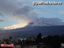 P05 [FEB-2013] Acelaşi Etna, care a treia zi de la sosire a început să fumege. Pata neagră din centru este din cauza cenuşii depuse pe zăpadă. 