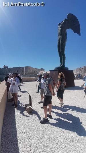 [P08] De pe faleza din port, poti admira marea, plaja si statuia Ikaria Grande. » foto by dorgo
 - 
<span class="allrVoted glyphicon glyphicon-heart hidden" id="av1508026"></span>
<a class="m-l-10 hidden" id="sv1508026" onclick="voting_Foto_DelVot(,1508026,3509)" role="button">șterge vot <span class="glyphicon glyphicon-remove"></span></a>
<a id="v91508026" class=" c-red"  onclick="voting_Foto_SetVot(1508026)" role="button"><span class="glyphicon glyphicon-heart-empty"></span> <b>LIKE</b> = Votează poza</a> <img class="hidden"  id="f1508026W9" src="/imagini/loader.gif" border="0" /><span class="AjErrMes hidden" id="e1508026ErM"></span>