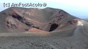 P14 [JUN-2017] Unul din craterele de pe Etna, la aproape 3.000 m înălţime