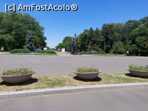 [P33] 33. În piața Charles de Gaulle a rămas numai statuia marelui om politic. » foto by msnd
 - 
<span class="allrVoted glyphicon glyphicon-heart hidden" id="av1325491"></span>
<a class="m-l-10 hidden" id="sv1325491" onclick="voting_Foto_DelVot(,1325491,3511)" role="button">șterge vot <span class="glyphicon glyphicon-remove"></span></a>
<a id="v91325491" class=" c-red"  onclick="voting_Foto_SetVot(1325491)" role="button"><span class="glyphicon glyphicon-heart-empty"></span> <b>LIKE</b> = Votează poza</a> <img class="hidden"  id="f1325491W9" src="/imagini/loader.gif" border="0" /><span class="AjErrMes hidden" id="e1325491ErM"></span>