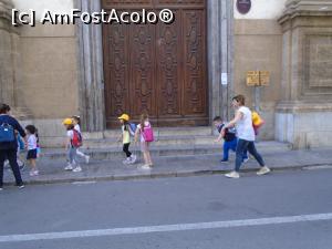 [P26] Copii de grădiniță vizitând Palermo - Corso Vittorio Emanuele. Hai fuguța, să-i prindem din urmă pe ceilalți!  » foto by Carmen Ion
 - 
<span class="allrVoted glyphicon glyphicon-heart hidden" id="av1101275"></span>
<a class="m-l-10 hidden" id="sv1101275" onclick="voting_Foto_DelVot(,1101275,3527)" role="button">șterge vot <span class="glyphicon glyphicon-remove"></span></a>
<a id="v91101275" class=" c-red"  onclick="voting_Foto_SetVot(1101275)" role="button"><span class="glyphicon glyphicon-heart-empty"></span> <b>LIKE</b> = Votează poza</a> <img class="hidden"  id="f1101275W9" src="/imagini/loader.gif" border="0" /><span class="AjErrMes hidden" id="e1101275ErM"></span>