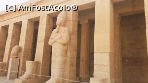 [P50] Templul reginei Hatshepsut - coloane din stânga intrării și statuia faraon-bărbat » foto by k-lator
 - 
<span class="allrVoted glyphicon glyphicon-heart hidden" id="av1227486"></span>
<a class="m-l-10 hidden" id="sv1227486" onclick="voting_Foto_DelVot(,1227486,3529)" role="button">șterge vot <span class="glyphicon glyphicon-remove"></span></a>
<a id="v91227486" class=" c-red"  onclick="voting_Foto_SetVot(1227486)" role="button"><span class="glyphicon glyphicon-heart-empty"></span> <b>LIKE</b> = Votează poza</a> <img class="hidden"  id="f1227486W9" src="/imagini/loader.gif" border="0" /><span class="AjErrMes hidden" id="e1227486ErM"></span>