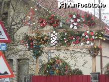 [P01] Pe valea Muresului e-un obicei stravechi - de Pasti, in fata caselor cu 'fete de maritat', baietii pun coronite cu flori. 
Cu cat veti vedea mai multe coronite, cu atat fata e mai frumoasa... » foto by dorgo
 - 
<span class="allrVoted glyphicon glyphicon-heart hidden" id="av198764"></span>
<a class="m-l-10 hidden" id="sv198764" onclick="voting_Foto_DelVot(,198764,3541)" role="button">șterge vot <span class="glyphicon glyphicon-remove"></span></a>
<a id="v9198764" class=" c-red"  onclick="voting_Foto_SetVot(198764)" role="button"><span class="glyphicon glyphicon-heart-empty"></span> <b>LIKE</b> = Votează poza</a> <img class="hidden"  id="f198764W9" src="/imagini/loader.gif" border="0" /><span class="AjErrMes hidden" id="e198764ErM"></span>