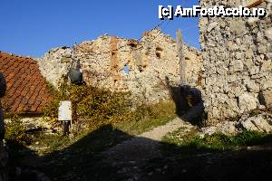 [P102] Poteca ce duce spre Turnul Gotic și spre mijlocul cetății unde este locul de observare panoramică.  » foto by Utube
 - 
<span class="allrVoted glyphicon glyphicon-heart hidden" id="av395153"></span>
<a class="m-l-10 hidden" id="sv395153" onclick="voting_Foto_DelVot(,395153,3588)" role="button">șterge vot <span class="glyphicon glyphicon-remove"></span></a>
<a id="v9395153" class=" c-red"  onclick="voting_Foto_SetVot(395153)" role="button"><span class="glyphicon glyphicon-heart-empty"></span> <b>LIKE</b> = Votează poza</a> <img class="hidden"  id="f395153W9" src="/imagini/loader.gif" border="0" /><span class="AjErrMes hidden" id="e395153ErM"></span>