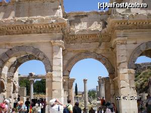 [P33] În dreapta bibliotecii lui Celsus se află această poartă a lui Mazeus şi Mithriade » foto by irinad
 - 
<span class="allrVoted glyphicon glyphicon-heart hidden" id="av657947"></span>
<a class="m-l-10 hidden" id="sv657947" onclick="voting_Foto_DelVot(,657947,3592)" role="button">șterge vot <span class="glyphicon glyphicon-remove"></span></a>
<a id="v9657947" class=" c-red"  onclick="voting_Foto_SetVot(657947)" role="button"><span class="glyphicon glyphicon-heart-empty"></span> <b>LIKE</b> = Votează poza</a> <img class="hidden"  id="f657947W9" src="/imagini/loader.gif" border="0" /><span class="AjErrMes hidden" id="e657947ErM"></span>