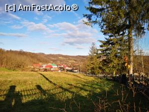 [P63] M&acirc;năstirea Govora; priveliște din parcare » foto by crismis
 - 
<span class="allrVoted glyphicon glyphicon-heart hidden" id="av1277848"></span>
<a class="m-l-10 hidden" id="sv1277848" onclick="voting_Foto_DelVot(,1277848,3601)" role="button">șterge vot <span class="glyphicon glyphicon-remove"></span></a>
<a id="v91277848" class=" c-red"  onclick="voting_Foto_SetVot(1277848)" role="button"><span class="glyphicon glyphicon-heart-empty"></span> <b>LIKE</b> = Votează poza</a> <img class="hidden"  id="f1277848W9" src="/imagini/loader.gif" border="0" /><span class="AjErrMes hidden" id="e1277848ErM"></span>