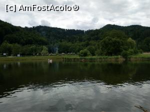 [P57] Peste lac, locul cu micile foișoare pentru picnic, se vede fumul de la grătare.  » foto by maryka
 - 
<span class="allrVoted glyphicon glyphicon-heart hidden" id="av968069"></span>
<a class="m-l-10 hidden" id="sv968069" onclick="voting_Foto_DelVot(,968069,3615)" role="button">șterge vot <span class="glyphicon glyphicon-remove"></span></a>
<a id="v9968069" class=" c-red"  onclick="voting_Foto_SetVot(968069)" role="button"><span class="glyphicon glyphicon-heart-empty"></span> <b>LIKE</b> = Votează poza</a> <img class="hidden"  id="f968069W9" src="/imagini/loader.gif" border="0" /><span class="AjErrMes hidden" id="e968069ErM"></span>