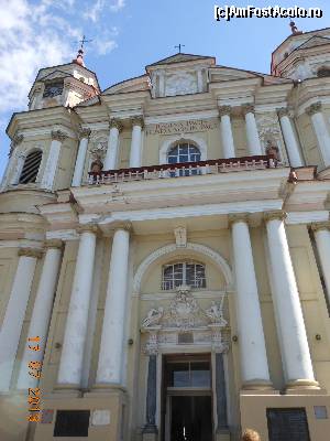 [P22] Vilnius - Biserica Sf. Petru şi Pavel. Emblema lui Pac deasupra intrării şi balconul flancat de statui.  » foto by iulianic
 - 
<span class="allrVoted glyphicon glyphicon-heart hidden" id="av593324"></span>
<a class="m-l-10 hidden" id="sv593324" onclick="voting_Foto_DelVot(,593324,3650)" role="button">șterge vot <span class="glyphicon glyphicon-remove"></span></a>
<a id="v9593324" class=" c-red"  onclick="voting_Foto_SetVot(593324)" role="button"><span class="glyphicon glyphicon-heart-empty"></span> <b>LIKE</b> = Votează poza</a> <img class="hidden"  id="f593324W9" src="/imagini/loader.gif" border="0" /><span class="AjErrMes hidden" id="e593324ErM"></span>