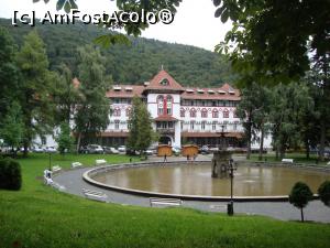 [P27] Hotelul Caraiman și fântâna arteziană din parcul Ghica. Hotelul este preferatul nostru pentru arhitectura sa (însă nu ne-am cazat până acum acolo).  » foto by Floryn81
 - 
<span class="allrVoted glyphicon glyphicon-heart hidden" id="av798330"></span>
<a class="m-l-10 hidden" id="sv798330" onclick="voting_Foto_DelVot(,798330,3677)" role="button">șterge vot <span class="glyphicon glyphicon-remove"></span></a>
<a id="v9798330" class=" c-red"  onclick="voting_Foto_SetVot(798330)" role="button"><span class="glyphicon glyphicon-heart-empty"></span> <b>LIKE</b> = Votează poza</a> <img class="hidden"  id="f798330W9" src="/imagini/loader.gif" border="0" /><span class="AjErrMes hidden" id="e798330ErM"></span>