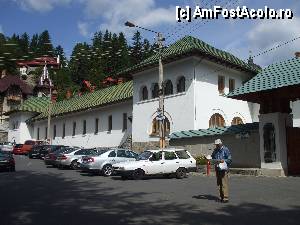 [P12] clădire de pe latura cu intrarea în mânăstirea Sinaia; intrarea e chiar în partea dreaptă a pozei » foto by vanda
 - 
<span class="allrVoted glyphicon glyphicon-heart hidden" id="av364802"></span>
<a class="m-l-10 hidden" id="sv364802" onclick="voting_Foto_DelVot(,364802,3677)" role="button">șterge vot <span class="glyphicon glyphicon-remove"></span></a>
<a id="v9364802" class=" c-red"  onclick="voting_Foto_SetVot(364802)" role="button"><span class="glyphicon glyphicon-heart-empty"></span> <b>LIKE</b> = Votează poza</a> <img class="hidden"  id="f364802W9" src="/imagini/loader.gif" border="0" /><span class="AjErrMes hidden" id="e364802ErM"></span>