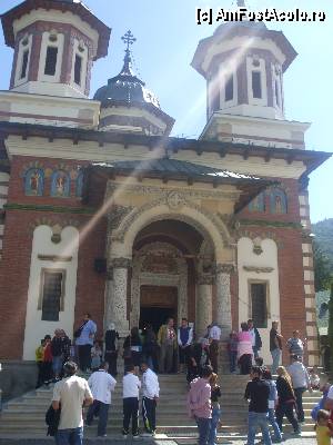 [P19] Biserica mare (cea mai nouă) a mânăstirii Sinaia fotografiată în zi de sărbătoare (15 august)  » foto by vanda
 - 
<span class="allrVoted glyphicon glyphicon-heart hidden" id="av364828"></span>
<a class="m-l-10 hidden" id="sv364828" onclick="voting_Foto_DelVot(,364828,3677)" role="button">șterge vot <span class="glyphicon glyphicon-remove"></span></a>
<a id="v9364828" class=" c-red"  onclick="voting_Foto_SetVot(364828)" role="button"><span class="glyphicon glyphicon-heart-empty"></span> <b>LIKE</b> = Votează poza</a> <img class="hidden"  id="f364828W9" src="/imagini/loader.gif" border="0" /><span class="AjErrMes hidden" id="e364828ErM"></span>