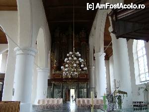 [P17] interior din Grote Kerk -candelabru si coloane albe deosebite » foto by mireille
 - 
<span class="allrVoted glyphicon glyphicon-heart hidden" id="av480447"></span>
<a class="m-l-10 hidden" id="sv480447" onclick="voting_Foto_DelVot(,480447,3710)" role="button">șterge vot <span class="glyphicon glyphicon-remove"></span></a>
<a id="v9480447" class=" c-red"  onclick="voting_Foto_SetVot(480447)" role="button"><span class="glyphicon glyphicon-heart-empty"></span> <b>LIKE</b> = Votează poza</a> <img class="hidden"  id="f480447W9" src="/imagini/loader.gif" border="0" /><span class="AjErrMes hidden" id="e480447ErM"></span>