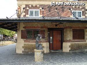 [P03] De WAAg -statuie din fata cladirii-blazonul cu leul auriu in stanga, sus -la parter e o banca » foto by mireille
 - 
<span class="allrVoted glyphicon glyphicon-heart hidden" id="av480421"></span>
<a class="m-l-10 hidden" id="sv480421" onclick="voting_Foto_DelVot(,480421,3710)" role="button">șterge vot <span class="glyphicon glyphicon-remove"></span></a>
<a id="v9480421" class=" c-red"  onclick="voting_Foto_SetVot(480421)" role="button"><span class="glyphicon glyphicon-heart-empty"></span> <b>LIKE</b> = Votează poza</a> <img class="hidden"  id="f480421W9" src="/imagini/loader.gif" border="0" /><span class="AjErrMes hidden" id="e480421ErM"></span>