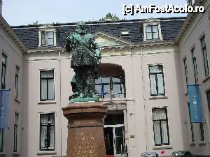 [P09] Stadhouderlijk hof -statuia ilustrului personaj, viceregele Olandei-in spate palatul regal » foto by mireille
 - 
<span class="allrVoted glyphicon glyphicon-heart hidden" id="av480427"></span>
<a class="m-l-10 hidden" id="sv480427" onclick="voting_Foto_DelVot(,480427,3710)" role="button">șterge vot <span class="glyphicon glyphicon-remove"></span></a>
<a id="v9480427" class=" c-red"  onclick="voting_Foto_SetVot(480427)" role="button"><span class="glyphicon glyphicon-heart-empty"></span> <b>LIKE</b> = Votează poza</a> <img class="hidden"  id="f480427W9" src="/imagini/loader.gif" border="0" /><span class="AjErrMes hidden" id="e480427ErM"></span>