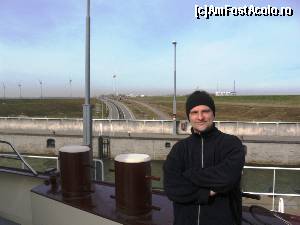 [P23] Autorul, stand precum statuia lui Ovidiu din Constanta (pentru ca era frig si batea un vant rece), dar fara toga, doar in hanorac, la prova unei nave de pasageri, in naviductul de care am amintit. In spate, se vede cum autostrada dispare sub apa. Langa autostrada este si pista de biciclete, pentru care autorul multumeste calduros constructorilor Houtribdijk-ului » foto by Radu Tudoran
 - 
<span class="allrVoted glyphicon glyphicon-heart hidden" id="av672719"></span>
<a class="m-l-10 hidden" id="sv672719" onclick="voting_Foto_DelVot(,672719,3710)" role="button">șterge vot <span class="glyphicon glyphicon-remove"></span></a>
<a id="v9672719" class=" c-red"  onclick="voting_Foto_SetVot(672719)" role="button"><span class="glyphicon glyphicon-heart-empty"></span> <b>LIKE</b> = Votează poza</a> <img class="hidden"  id="f672719W9" src="/imagini/loader.gif" border="0" /><span class="AjErrMes hidden" id="e672719ErM"></span>