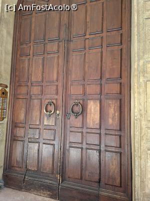 [P23] O ușă masivă pe Via San Vitale » foto by Carmen Ion
 - 
<span class="allrVoted glyphicon glyphicon-heart hidden" id="av1538643"></span>
<a class="m-l-10 hidden" id="sv1538643" onclick="voting_Foto_DelVot(,1538643,3721)" role="button">șterge vot <span class="glyphicon glyphicon-remove"></span></a>
<a id="v91538643" class=" c-red"  onclick="voting_Foto_SetVot(1538643)" role="button"><span class="glyphicon glyphicon-heart-empty"></span> <b>LIKE</b> = Votează poza</a> <img class="hidden"  id="f1538643W9" src="/imagini/loader.gif" border="0" /><span class="AjErrMes hidden" id="e1538643ErM"></span>