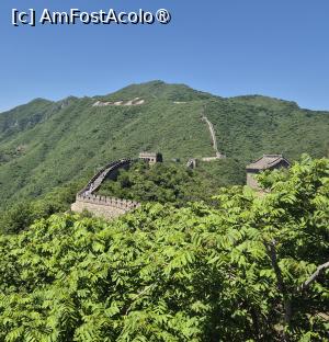 [P04] Exista cateva legende despre construirea Marelui Zid, reprezentativa fiind aceea a lui Meng Jiangnü. Atunci cand imparatul Qin Shi Huang a ordonat construirea Marelui Zid, a fost nevoie de forta de munca, unul dintre cei care a fost luat cu forta de acasa pentru a lucra la proiect, fiind si sotul lui Meng Jiangnü, Fan Xiliang. 
Deoarece sotul nu a trimis vesti despre starea lui, doamna Meng Jiangnü a plecat in cautarea lui, insa, ajungand la Marele Zid, a aflat ca acesta murise de epuizare si trupul sau s-a pierdut printre multi altii care au pierit. Indurerata, a inceput sa planga, iar strigatele ei au fost atat de puternice incat o sectiune a zidului s-a prabusit, dezvaluind ramasitele sotului ei. » foto by geani anto
 - 
<span class="allrVoted glyphicon glyphicon-heart hidden" id="av1488436"></span>
<a class="m-l-10 hidden" id="sv1488436" onclick="voting_Foto_DelVot(,1488436,3730)" role="button">șterge vot <span class="glyphicon glyphicon-remove"></span></a>
<a id="v91488436" class=" c-red"  onclick="voting_Foto_SetVot(1488436)" role="button"><span class="glyphicon glyphicon-heart-empty"></span> <b>LIKE</b> = Votează poza</a> <img class="hidden"  id="f1488436W9" src="/imagini/loader.gif" border="0" /><span class="AjErrMes hidden" id="e1488436ErM"></span>