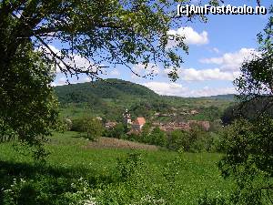 [P28] Cetatea Taraneasca din Saschiz - pe masura ce drumul urca, incepem sa zarim acoperisurile din sat. In centrul imaginii, Turnul cu Ceas de langa biserica fortificata.  » foto by RoF*
 - 
<span class="allrVoted glyphicon glyphicon-heart hidden" id="av517390"></span>
<a class="m-l-10 hidden" id="sv517390" onclick="voting_Foto_DelVot(,517390,3750)" role="button">șterge vot <span class="glyphicon glyphicon-remove"></span></a>
<a id="v9517390" class=" c-red"  onclick="voting_Foto_SetVot(517390)" role="button"><span class="glyphicon glyphicon-heart-empty"></span> <b>LIKE</b> = Votează poza</a> <img class="hidden"  id="f517390W9" src="/imagini/loader.gif" border="0" /><span class="AjErrMes hidden" id="e517390ErM"></span>