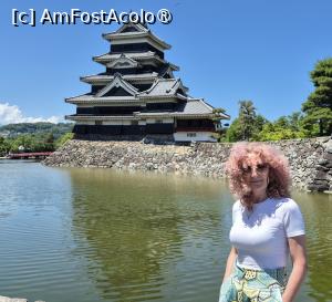 [P01] Castelul Matsumoto este un „hirajiro”, un castel construit la campie, nu pe un deal sau munte, desi in spatele lui se afla Alpii Japonezi. Datorita zidurilor intunecate din lemn si tiglelor de aceeasi culoare ale acoperisului a fost numit si ,,Castelul Ciorii”. Peretii sunt acoperiti cu tencuiala alba, dand nastere unui contrast unic care se reflecta perfect in apa care inconjoara castelul. » foto by geani anto
 - 
<span class="allrVoted glyphicon glyphicon-heart hidden" id="av1443238"></span>
<a class="m-l-10 hidden" id="sv1443238" onclick="voting_Foto_DelVot(,1443238,3821)" role="button">șterge vot <span class="glyphicon glyphicon-remove"></span></a>
<a id="v91443238" class=" c-red"  onclick="voting_Foto_SetVot(1443238)" role="button"><span class="glyphicon glyphicon-heart-empty"></span> <b>LIKE</b> = Votează poza</a> <img class="hidden"  id="f1443238W9" src="/imagini/loader.gif" border="0" /><span class="AjErrMes hidden" id="e1443238ErM"></span>