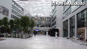 [P01] Aeroportul din Frankfurt - The Squaire - cea mai mare cladire de birouri din Europa, plasata pe gara din aeroport.  » foto by giuliani
 - 
<span class="allrVoted glyphicon glyphicon-heart hidden" id="av446053"></span>
<a class="m-l-10 hidden" id="sv446053" onclick="voting_Foto_DelVot(,446053,3827)" role="button">șterge vot <span class="glyphicon glyphicon-remove"></span></a>
<a id="v9446053" class=" c-red"  onclick="voting_Foto_SetVot(446053)" role="button"><span class="glyphicon glyphicon-heart-empty"></span> <b>LIKE</b> = Votează poza</a> <img class="hidden"  id="f446053W9" src="/imagini/loader.gif" border="0" /><span class="AjErrMes hidden" id="e446053ErM"></span>