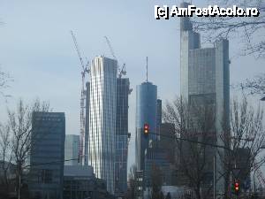 [P04] In 'Bank-furt', trecem si pe langa cartierul 'zgarie-norilor', loc unde se regleaza o buna parte din bunul mers al batranului nostru continent » foto by dorgo
 - 
<span class="allrVoted glyphicon glyphicon-heart hidden" id="av453317"></span>
<a class="m-l-10 hidden" id="sv453317" onclick="voting_Foto_DelVot(,453317,3827)" role="button">șterge vot <span class="glyphicon glyphicon-remove"></span></a>
<a id="v9453317" class=" c-red"  onclick="voting_Foto_SetVot(453317)" role="button"><span class="glyphicon glyphicon-heart-empty"></span> <b>LIKE</b> = Votează poza</a> <img class="hidden"  id="f453317W9" src="/imagini/loader.gif" border="0" /><span class="AjErrMes hidden" id="e453317ErM"></span>