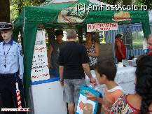 [P04] Festivalul Clătitelor de la Moneasa - stand cu plăcinte, lângă standul Poliţiei Comunitare Arad. » foto by creivean
 - 
<span class="allrVoted glyphicon glyphicon-heart hidden" id="av106593"></span>
<a class="m-l-10 hidden" id="sv106593" onclick="voting_Foto_DelVot(,106593,3841)" role="button">șterge vot <span class="glyphicon glyphicon-remove"></span></a>
<a id="v9106593" class=" c-red"  onclick="voting_Foto_SetVot(106593)" role="button"><span class="glyphicon glyphicon-heart-empty"></span> <b>LIKE</b> = Votează poza</a> <img class="hidden"  id="f106593W9" src="/imagini/loader.gif" border="0" /><span class="AjErrMes hidden" id="e106593ErM"></span>