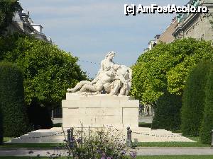 [P69] Strasbourg. Un monument emblematic, ce reprezintă o mamă cu doi fii, unul mort pentru Franţa, celălalt pentru Germania.  » foto by doina_c24
 - 
<span class="allrVoted glyphicon glyphicon-heart hidden" id="av392272"></span>
<a class="m-l-10 hidden" id="sv392272" onclick="voting_Foto_DelVot(,392272,3883)" role="button">șterge vot <span class="glyphicon glyphicon-remove"></span></a>
<a id="v9392272" class=" c-red"  onclick="voting_Foto_SetVot(392272)" role="button"><span class="glyphicon glyphicon-heart-empty"></span> <b>LIKE</b> = Votează poza</a> <img class="hidden"  id="f392272W9" src="/imagini/loader.gif" border="0" /><span class="AjErrMes hidden" id="e392272ErM"></span>