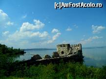 [P30] Un pinten al Cetății Golubac ce se întinde în Dunăre.  » foto by ariciu
 - 
<span class="allrVoted glyphicon glyphicon-heart hidden" id="av480759"></span>
<a class="m-l-10 hidden" id="sv480759" onclick="voting_Foto_DelVot(,480759,3894)" role="button">șterge vot <span class="glyphicon glyphicon-remove"></span></a>
<a id="v9480759" class=" c-red"  onclick="voting_Foto_SetVot(480759)" role="button"><span class="glyphicon glyphicon-heart-empty"></span> <b>LIKE</b> = Votează poza</a> <img class="hidden"  id="f480759W9" src="/imagini/loader.gif" border="0" /><span class="AjErrMes hidden" id="e480759ErM"></span>