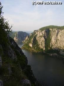 [P51] Cazanele Dunării - iniţial acestei fotografii i-am spus 'semaforul'. Dar nu mă pot opri să nu admir cetatea ridicată în jurul Dunării sau pentru ca ea să se înduplece să treacă pe aici. » foto by cc_iordachescu
 - 
<span class="allrVoted glyphicon glyphicon-heart hidden" id="av59594"></span>
<a class="m-l-10 hidden" id="sv59594" onclick="voting_Foto_DelVot(,59594,3894)" role="button">șterge vot <span class="glyphicon glyphicon-remove"></span></a>
<a id="v959594" class=" c-red"  onclick="voting_Foto_SetVot(59594)" role="button"><span class="glyphicon glyphicon-heart-empty"></span> <b>LIKE</b> = Votează poza</a> <img class="hidden"  id="f59594W9" src="/imagini/loader.gif" border="0" /><span class="AjErrMes hidden" id="e59594ErM"></span>