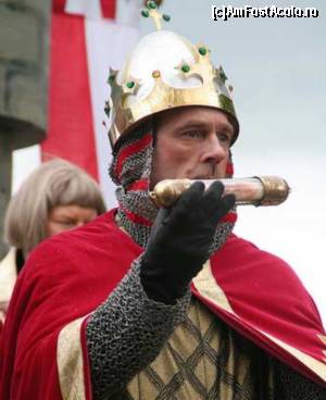 [P36] 'Thierry d'Alsace' înmânând flaconul cu sângele sfânt locuitorilor din Bruges la procesiunea de Înălţare a Domnului.  » foto by Carmen Ion
 - 
<span class="allrVoted glyphicon glyphicon-heart hidden" id="av684555"></span>
<a class="m-l-10 hidden" id="sv684555" onclick="voting_Foto_DelVot(,684555,3901)" role="button">șterge vot <span class="glyphicon glyphicon-remove"></span></a>
<a id="v9684555" class=" c-red"  onclick="voting_Foto_SetVot(684555)" role="button"><span class="glyphicon glyphicon-heart-empty"></span> <b>LIKE</b> = Votează poza</a> <img class="hidden"  id="f684555W9" src="/imagini/loader.gif" border="0" /><span class="AjErrMes hidden" id="e684555ErM"></span>