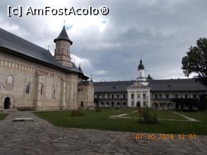 [P08] Din gang se vede biserica mare în stânga, biserica Sf. Gheorghe, locul marcat unde a fost inițial biserica lui Petru Mușat iar pe alee este placa ce amintește de Sfântul Necunoscut descoperit ăn 1986.  » foto by elviramvio
 - 
<span class="allrVoted glyphicon glyphicon-heart hidden" id="av848887"></span>
<a class="m-l-10 hidden" id="sv848887" onclick="voting_Foto_DelVot(,848887,3917)" role="button">șterge vot <span class="glyphicon glyphicon-remove"></span></a>
<a id="v9848887" class=" c-red"  onclick="voting_Foto_SetVot(848887)" role="button"><span class="glyphicon glyphicon-heart-empty"></span> <b>LIKE</b> = Votează poza</a> <img class="hidden"  id="f848887W9" src="/imagini/loader.gif" border="0" /><span class="AjErrMes hidden" id="e848887ErM"></span>