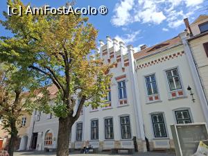 [P56] Piața Huet - Colegiul Național Samuel von Brukenthal » foto by Carmen Ion
 - 
<span class="allrVoted glyphicon glyphicon-heart hidden" id="av1513633"></span>
<a class="m-l-10 hidden" id="sv1513633" onclick="voting_Foto_DelVot(,1513633,3936)" role="button">șterge vot <span class="glyphicon glyphicon-remove"></span></a>
<a id="v91513633" class=" c-red"  onclick="voting_Foto_SetVot(1513633)" role="button"><span class="glyphicon glyphicon-heart-empty"></span> <b>LIKE</b> = Votează poza</a> <img class="hidden"  id="f1513633W9" src="/imagini/loader.gif" border="0" /><span class="AjErrMes hidden" id="e1513633ErM"></span>