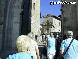 [P20] San Marino - Turişti români sub portalul San Francesco.  » foto by iulianic
 - 
<span class="allrVoted glyphicon glyphicon-heart hidden" id="av404639"></span>
<a class="m-l-10 hidden" id="sv404639" onclick="voting_Foto_DelVot(,404639,3963)" role="button">șterge vot <span class="glyphicon glyphicon-remove"></span></a>
<a id="v9404639" class=" c-red"  onclick="voting_Foto_SetVot(404639)" role="button"><span class="glyphicon glyphicon-heart-empty"></span> <b>LIKE</b> = Votează poza</a> <img class="hidden"  id="f404639W9" src="/imagini/loader.gif" border="0" /><span class="AjErrMes hidden" id="e404639ErM"></span>