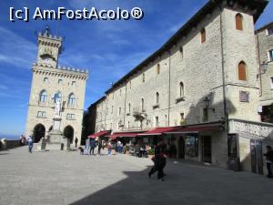 [P11] Piazza della Liberta, cu Palazzo Publico în fundal; în fața lui, Statuia Libertății sanmaritane » foto by crismis
 - 
<span class="allrVoted glyphicon glyphicon-heart hidden" id="av822924"></span>
<a class="m-l-10 hidden" id="sv822924" onclick="voting_Foto_DelVot(,822924,3963)" role="button">șterge vot <span class="glyphicon glyphicon-remove"></span></a>
<a id="v9822924" class=" c-red"  onclick="voting_Foto_SetVot(822924)" role="button"><span class="glyphicon glyphicon-heart-empty"></span> <b>LIKE</b> = Votează poza</a> <img class="hidden"  id="f822924W9" src="/imagini/loader.gif" border="0" /><span class="AjErrMes hidden" id="e822924ErM"></span>