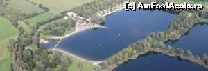 [P38] Unul dintre lacurile zonei de agrement Schwarzachtalseen (fotografie luată de pe net). Micul podeț din stânga separă lacul de zona de baie a copiilor.  » foto by puiutea
 - 
<span class="allrVoted glyphicon glyphicon-heart hidden" id="av662864"></span>
<a class="m-l-10 hidden" id="sv662864" onclick="voting_Foto_DelVot(,662864,3969)" role="button">șterge vot <span class="glyphicon glyphicon-remove"></span></a>
<a id="v9662864" class=" c-red"  onclick="voting_Foto_SetVot(662864)" role="button"><span class="glyphicon glyphicon-heart-empty"></span> <b>LIKE</b> = Votează poza</a> <img class="hidden"  id="f662864W9" src="/imagini/loader.gif" border="0" /><span class="AjErrMes hidden" id="e662864ErM"></span>