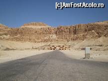 [P12] Templul reginei Hatshepsut - intr-o dimineata din  noiembrie 1997  un grup de 59 turisti straini a fost macelarit de catre teroristi arabi. Ca urmare a acestui atac terorist, granitele Egiptului au fost inchise turismului pana in 2000 cand a fost infiintata politia turistica care are ca unic scop protejarea turistilor straini pe teritoriul tarii de eventualele atacuri. » foto by ghitoca001
 - 
<span class="allrVoted glyphicon glyphicon-heart hidden" id="av52588"></span>
<a class="m-l-10 hidden" id="sv52588" onclick="voting_Foto_DelVot(,52588,3997)" role="button">șterge vot <span class="glyphicon glyphicon-remove"></span></a>
<a id="v952588" class=" c-red"  onclick="voting_Foto_SetVot(52588)" role="button"><span class="glyphicon glyphicon-heart-empty"></span> <b>LIKE</b> = Votează poza</a> <img class="hidden"  id="f52588W9" src="/imagini/loader.gif" border="0" /><span class="AjErrMes hidden" id="e52588ErM"></span>