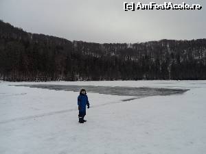 P11 [JAN-2014] Intai ianuarie, adevarata distractie de revelion. Aici suntem in sfarsit pe lac. Am scapat fara avarii dupa aventuroasa coborare pe gheata. Singurul copil din dotarea grupului. 