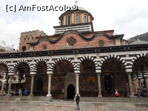 [P13] Mănăstirea Rila - Biserica centrală cu arcadele în alb și negru.  » foto by iulianic
 - 
<span class="allrVoted glyphicon glyphicon-heart hidden" id="av1082771"></span>
<a class="m-l-10 hidden" id="sv1082771" onclick="voting_Foto_DelVot(,1082771,4002)" role="button">șterge vot <span class="glyphicon glyphicon-remove"></span></a>
<a id="v91082771" class=" c-red"  onclick="voting_Foto_SetVot(1082771)" role="button"><span class="glyphicon glyphicon-heart-empty"></span> <b>LIKE</b> = Votează poza</a> <img class="hidden"  id="f1082771W9" src="/imagini/loader.gif" border="0" /><span class="AjErrMes hidden" id="e1082771ErM"></span>