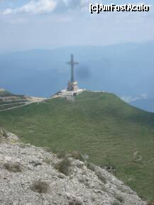 [P40] din acelasi loc de unde am facut fotografia precedenta, privind spre stanga : crucea de pe caraiman ! da, trebuia sa coboram pana la ea, desi pana acum doar urcasem. » foto by a.sr*
 - 
<span class="allrVoted glyphicon glyphicon-heart hidden" id="av263352"></span>
<a class="m-l-10 hidden" id="sv263352" onclick="voting_Foto_DelVot(,263352,4076)" role="button">șterge vot <span class="glyphicon glyphicon-remove"></span></a>
<a id="v9263352" class=" c-red"  onclick="voting_Foto_SetVot(263352)" role="button"><span class="glyphicon glyphicon-heart-empty"></span> <b>LIKE</b> = Votează poza</a> <img class="hidden"  id="f263352W9" src="/imagini/loader.gif" border="0" /><span class="AjErrMes hidden" id="e263352ErM"></span>