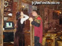 [P20] Domnita-ospatarita si cavalerul-ospatarelul ce stau la intrarea in restaurantul medieval Excalibur...of, dar ne da de gol monitorul acela ce ne aminteste ca suntem totusi in sec. 21... » foto by ileanaxperta*
 - 
<span class="allrVoted glyphicon glyphicon-heart hidden" id="av54560"></span>
<a class="m-l-10 hidden" id="sv54560" onclick="voting_Foto_DelVot(,54560,4083)" role="button">șterge vot <span class="glyphicon glyphicon-remove"></span></a>
<a id="v954560" class=" c-red"  onclick="voting_Foto_SetVot(54560)" role="button"><span class="glyphicon glyphicon-heart-empty"></span> <b>LIKE</b> = Votează poza</a> <img class="hidden"  id="f54560W9" src="/imagini/loader.gif" border="0" /><span class="AjErrMes hidden" id="e54560ErM"></span>