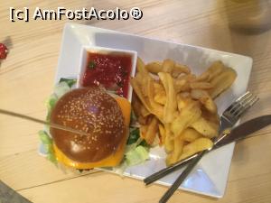 [P23] Restaurant Shift - Hamburger de curcan » foto by mishu
 - 
<span class="allrVoted glyphicon glyphicon-heart hidden" id="av961066"></span>
<a class="m-l-10 hidden" id="sv961066" onclick="voting_Foto_DelVot(,961066,4083)" role="button">șterge vot <span class="glyphicon glyphicon-remove"></span></a>
<a id="v9961066" class=" c-red"  onclick="voting_Foto_SetVot(961066)" role="button"><span class="glyphicon glyphicon-heart-empty"></span> <b>LIKE</b> = Votează poza</a> <img class="hidden"  id="f961066W9" src="/imagini/loader.gif" border="0" /><span class="AjErrMes hidden" id="e961066ErM"></span>