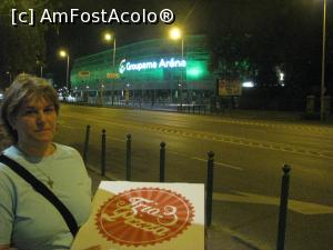 [P08] o poza mai de aproape in caz ca vreti sa vedeti ce pizza era. Tocmai iesisem de la metrou si cum hotelul este vizavi de stadion vedeti ce aproape aveam statia de metrou. V-am zis in 10-15 minute eramm in centrul orasului.  » foto by mishu
 - 
<span class="allrVoted glyphicon glyphicon-heart hidden" id="av712521"></span>
<a class="m-l-10 hidden" id="sv712521" onclick="voting_Foto_DelVot(,712521,4150)" role="button">șterge vot <span class="glyphicon glyphicon-remove"></span></a>
<a id="v9712521" class=" c-red"  onclick="voting_Foto_SetVot(712521)" role="button"><span class="glyphicon glyphicon-heart-empty"></span> <b>LIKE</b> = Votează poza</a> <img class="hidden"  id="f712521W9" src="/imagini/loader.gif" border="0" /><span class="AjErrMes hidden" id="e712521ErM"></span>