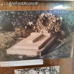 [P22] Ciolcești, Argeș, Casa Memorială Dinu Lipatti, Prima Sală de expoziție, „Mormântul marelui pianist” din Chêne-Bourg unde odihnește alături de soția Madeleine » foto by mprofeanu
 - 
<span class="allrVoted glyphicon glyphicon-heart hidden" id="av1443286"></span>
<a class="m-l-10 hidden" id="sv1443286" onclick="voting_Foto_DelVot(,1443286,4219)" role="button">șterge vot <span class="glyphicon glyphicon-remove"></span></a>
<a id="v91443286" class=" c-red"  onclick="voting_Foto_SetVot(1443286)" role="button"><span class="glyphicon glyphicon-heart-empty"></span> <b>LIKE</b> = Votează poza</a> <img class="hidden"  id="f1443286W9" src="/imagini/loader.gif" border="0" /><span class="AjErrMes hidden" id="e1443286ErM"></span>