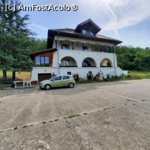 [P36] Ciolcești, Argeș, Casa Memorială Dinu Lipatti - Conacul Fundăţeanca, Fațada cu cele două cerdacuri » foto by mprofeanu
 - 
<span class="allrVoted glyphicon glyphicon-heart hidden" id="av1443300"></span>
<a class="m-l-10 hidden" id="sv1443300" onclick="voting_Foto_DelVot(,1443300,4219)" role="button">șterge vot <span class="glyphicon glyphicon-remove"></span></a>
<a id="v91443300" class=" c-red"  onclick="voting_Foto_SetVot(1443300)" role="button"><span class="glyphicon glyphicon-heart-empty"></span> <b>LIKE</b> = Votează poza</a> <img class="hidden"  id="f1443300W9" src="/imagini/loader.gif" border="0" /><span class="AjErrMes hidden" id="e1443300ErM"></span>