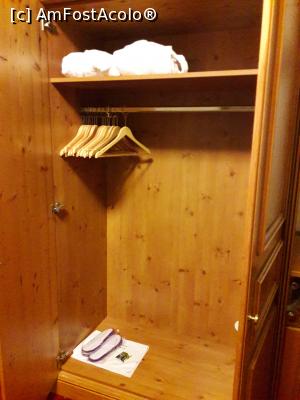 [P21] În șifonier- halate și papuci de unică folosință - toate numai bune pentru folosit la centrul Spa » foto by silvia tudoran
 - 
<span class="allrVoted glyphicon glyphicon-heart hidden" id="av1154203"></span>
<a class="m-l-10 hidden" id="sv1154203" onclick="voting_Foto_DelVot(,1154203,4223)" role="button">șterge vot <span class="glyphicon glyphicon-remove"></span></a>
<a id="v91154203" class=" c-red"  onclick="voting_Foto_SetVot(1154203)" role="button"><span class="glyphicon glyphicon-heart-empty"></span> <b>LIKE</b> = Votează poza</a> <img class="hidden"  id="f1154203W9" src="/imagini/loader.gif" border="0" /><span class="AjErrMes hidden" id="e1154203ErM"></span>