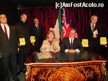 [P20] Dublin - National Wax Museum Plus – Muzeul Figurilor de Ceara; semnarea tratatului de la Belfast din 1998.  » foto by Diaura*
 - 
<span class="allrVoted glyphicon glyphicon-heart hidden" id="av397559"></span>
<a class="m-l-10 hidden" id="sv397559" onclick="voting_Foto_DelVot(,397559,4261)" role="button">șterge vot <span class="glyphicon glyphicon-remove"></span></a>
<a id="v9397559" class=" c-red"  onclick="voting_Foto_SetVot(397559)" role="button"><span class="glyphicon glyphicon-heart-empty"></span> <b>LIKE</b> = Votează poza</a> <img class="hidden"  id="f397559W9" src="/imagini/loader.gif" border="0" /><span class="AjErrMes hidden" id="e397559ErM"></span>