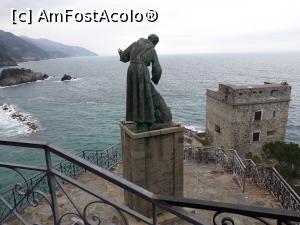 P14 [MAR-2018] Monterosso - Statuia lui San Francesco. În față Turnul Aurora. 