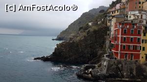 [P56] Riomaggiore. Deasupra ultimei stânci se vede suspendat celebrul drum al iubirii, Via dell’Amore.  » foto by Aurici
 - 
<span class="allrVoted glyphicon glyphicon-heart hidden" id="av967587"></span>
<a class="m-l-10 hidden" id="sv967587" onclick="voting_Foto_DelVot(,967587,4285)" role="button">șterge vot <span class="glyphicon glyphicon-remove"></span></a>
<a id="v9967587" class=" c-red"  onclick="voting_Foto_SetVot(967587)" role="button"><span class="glyphicon glyphicon-heart-empty"></span> <b>LIKE</b> = Votează poza</a> <img class="hidden"  id="f967587W9" src="/imagini/loader.gif" border="0" /><span class="AjErrMes hidden" id="e967587ErM"></span>